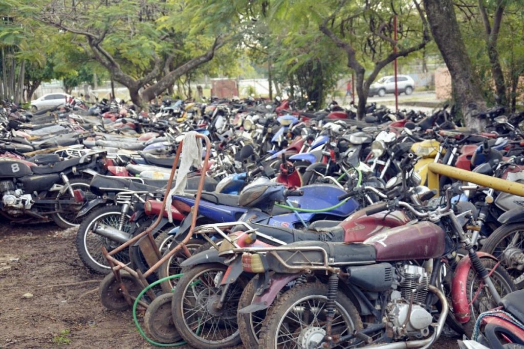 592 Cementerio de motos