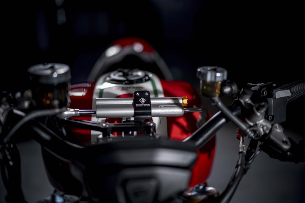 804 Ducati Monster 1200 Tricolore Motovation 04