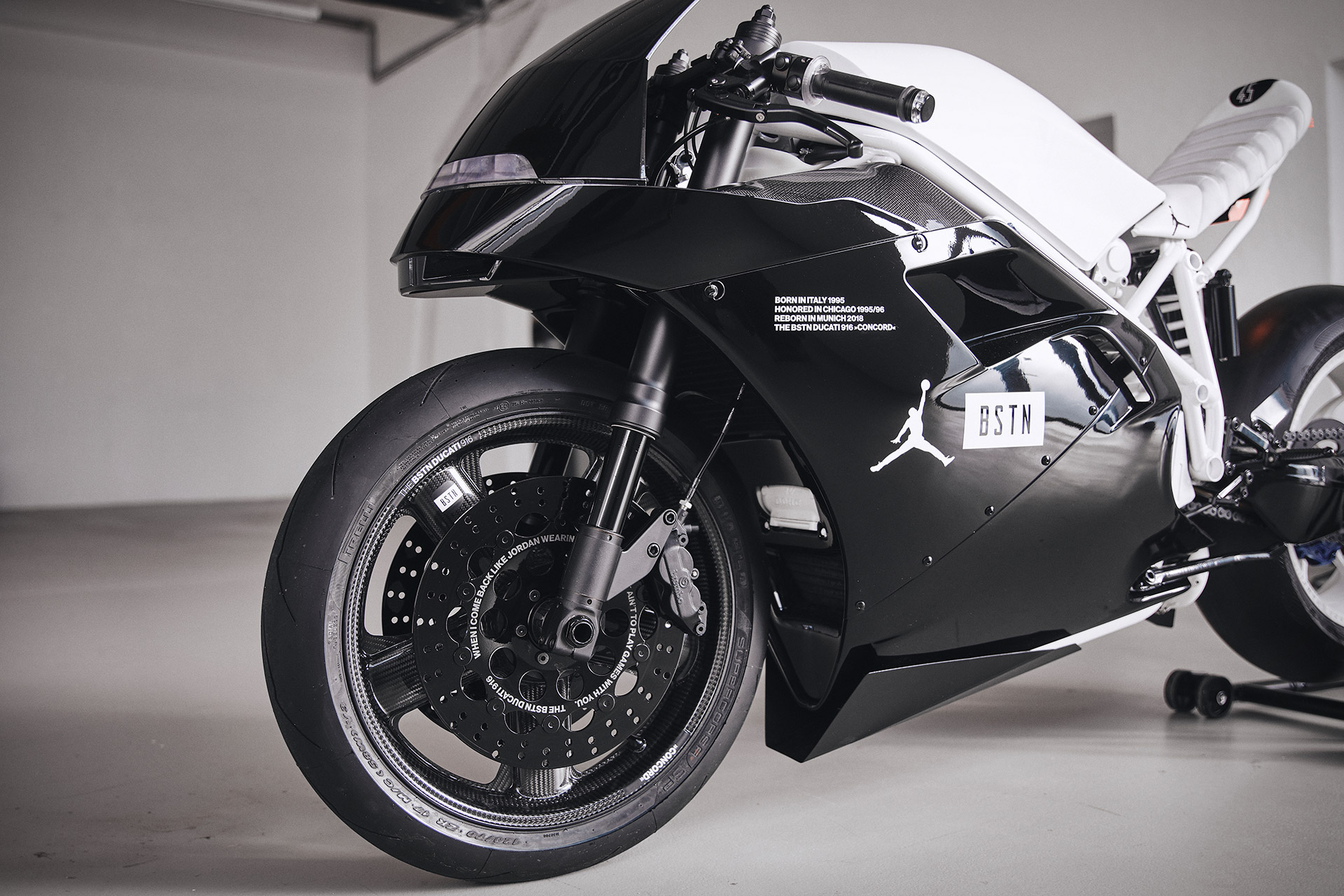 Una Ducati 916 que le rinde homenaje a zapatillas – Gente de Moto